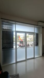 Sticker sandblast dengan list bening pada pintu dan jendela kaca ruko