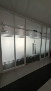 Sticker sandblast dengan list garis pada partisi kaca ruang meeting kantor