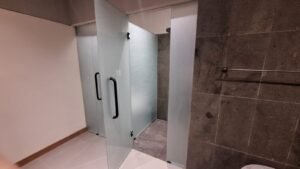 Sticker sandblast pada pintu dan partisi kaca shower kamar mandi dinding batu
