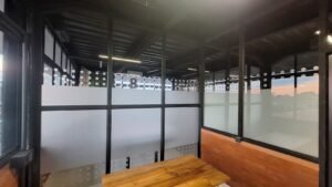 Sticker sandblast motif polkadot pada partisi kaca ruang kerja coworking space