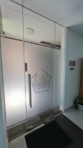 Sticker sandblast dengan logo Kementerian Keuangan pada pintu kaca frameless kantor