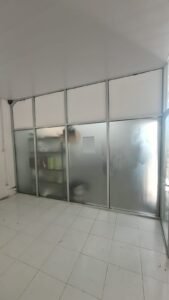 Sticker sandblast pada partisi kaca kusen aluminium ruang kantor