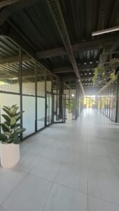 Sticker sandblast motif polkadot pada partisi kaca kantor sepanjang koridor coworking space