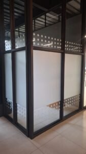 Sticker sandblast motif polkadot pada partisi kaca ruangan kantor kusen hitam
