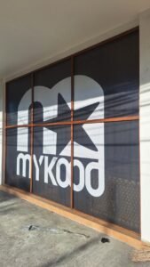 Sticker print one way vision logo Mykood pada kaca etalase toko