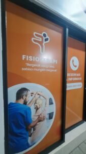 Detail sticker print logo dan nomor reservasi klinik fisioterapi pada kaca